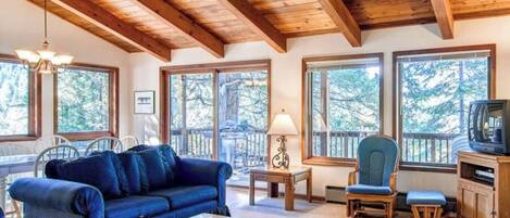 Älytelevisio, takka, pöytäjalkapallopöytä