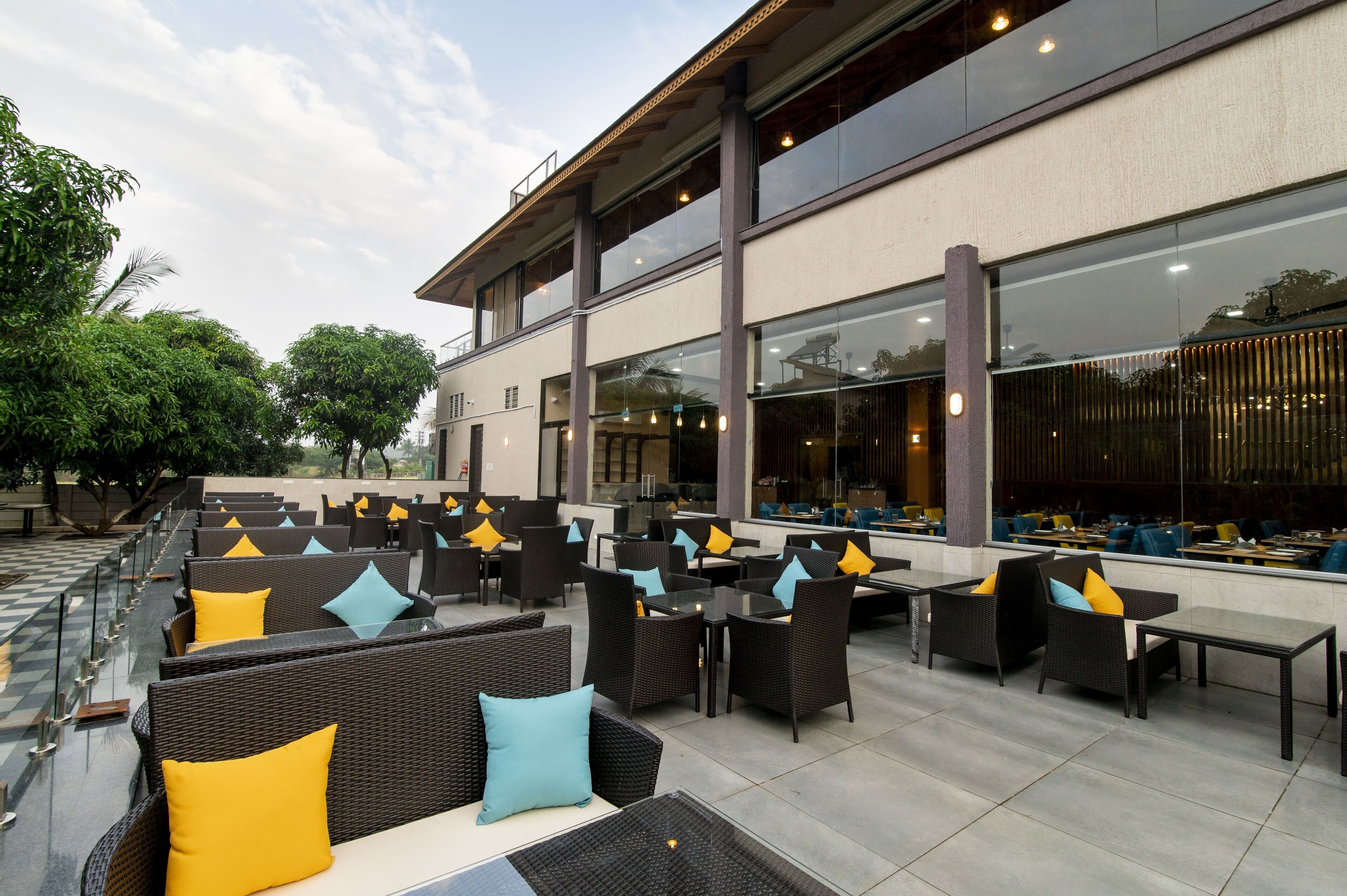 Bar (trong khuôn viên)