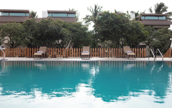 Una piscina al aire libre