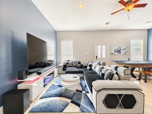 Smart TV, chimenea, futbolito y tenis de mesa