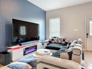 Smart TV, chimenea, futbolito y tenis de mesa