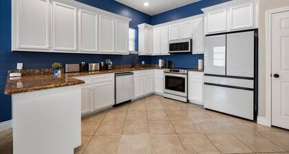 Modern 6 Bedroom House with Tons of Games, BBQ, 2 85" TVs and Surround Sound!