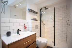 Bruser, hårtørrer, håndklæder, Sæbe