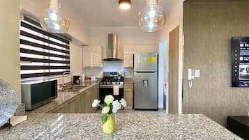 Een koelkast, een magnetron, een oven, een kookplaat