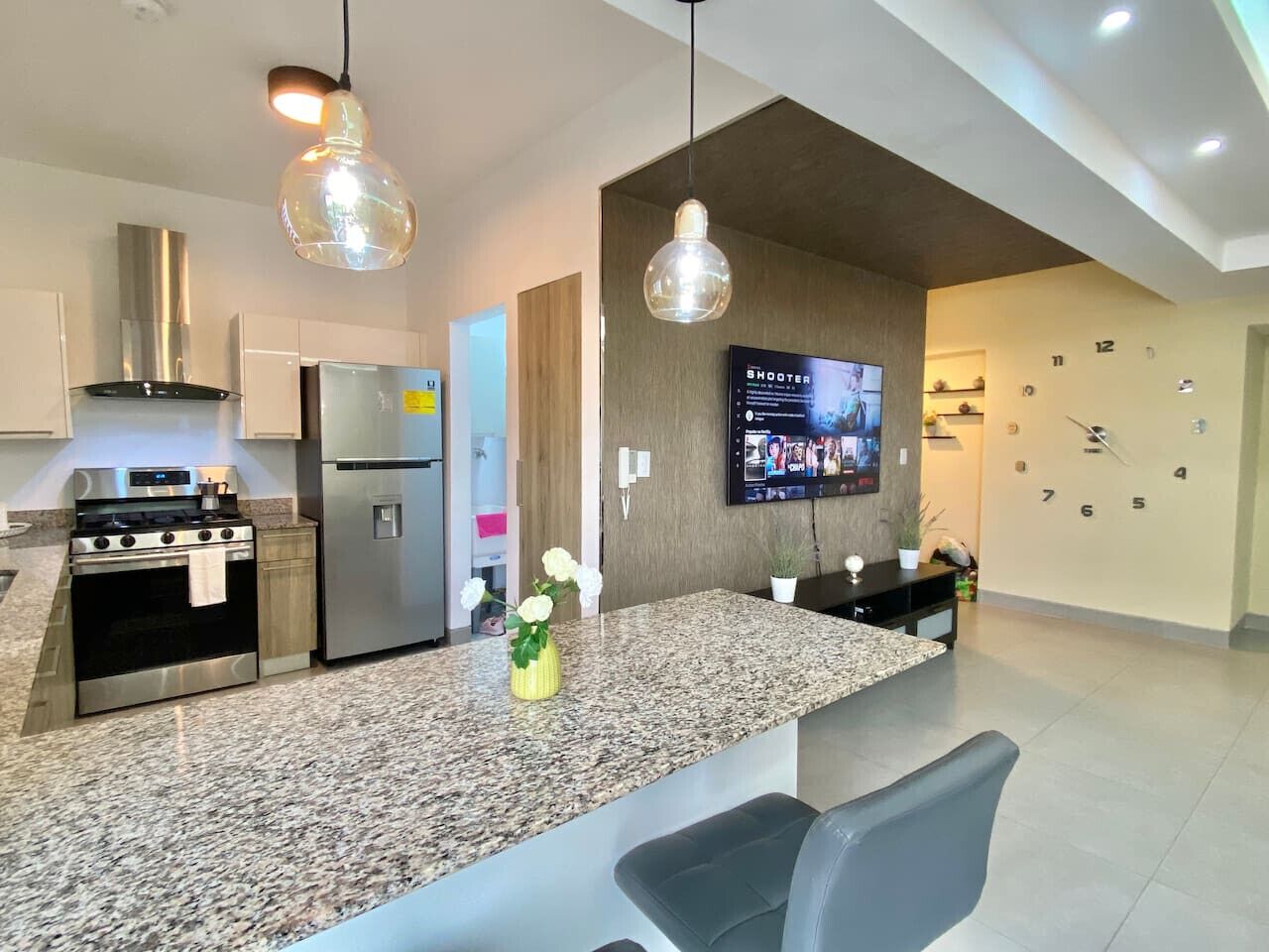 Refrigerador, microondas, horno y parrilla de estufa 