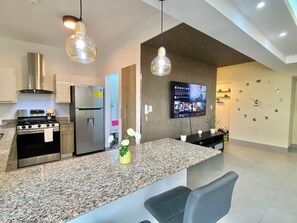 Geladeira, micro-ondas, fogão, cooktop