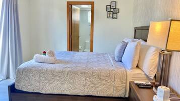 2 slaapkamers, een bureau, een strijkplank/strijkijzer, wifi