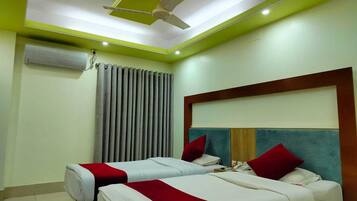 Familienzimmer | 1 Schlafzimmer, Schreibtisch, laptopgeeigneter Arbeitsplatz