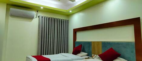 Family Room | 1 bedroom, desk, laptop workspace, free WiFi