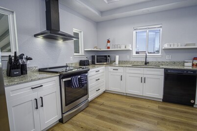 6-Beds 3BDRM & 2Bath Close prox. to Downtown. Full Kit,Ldry, & cvred parking