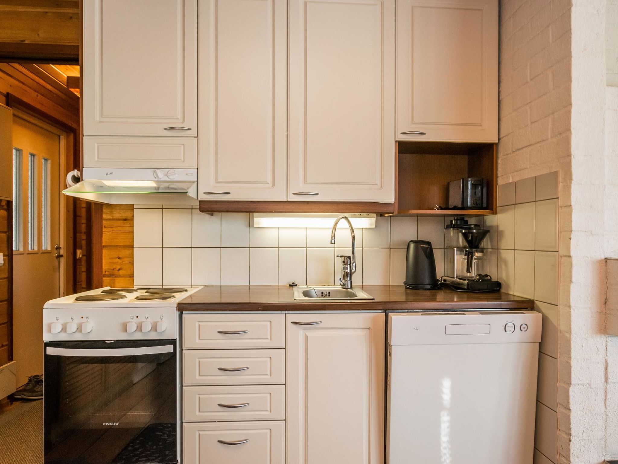 Jääkaappi, mikroaaltouuni, astianpesukone