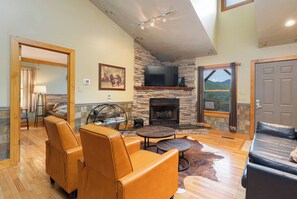 Smart TV, chimenea y oficina