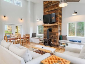 Smart TV, chimenea y oficina
