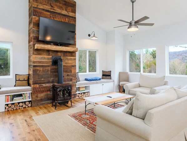 Smart-TV, Kamin, Arbeitsbereiche