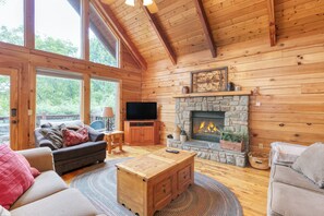 Smart TV, chimenea, futbolito, oficina