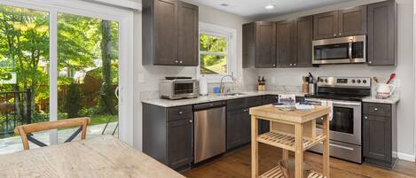 Een koelkast, een magnetron, een oven, een kookplaat