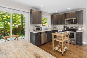 Réfrigérateur, four à micro-ondes, un four, surface de cuisson