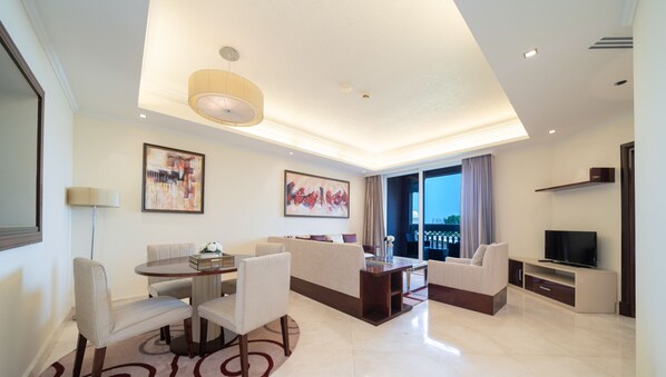 Apartamento Deluxe | Zona de estar | Smart TV de 55 pulgadas con canales por cable