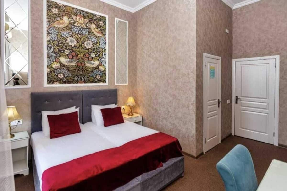Een bureau, geluiddichte muren, gratis wifi, beddengoed