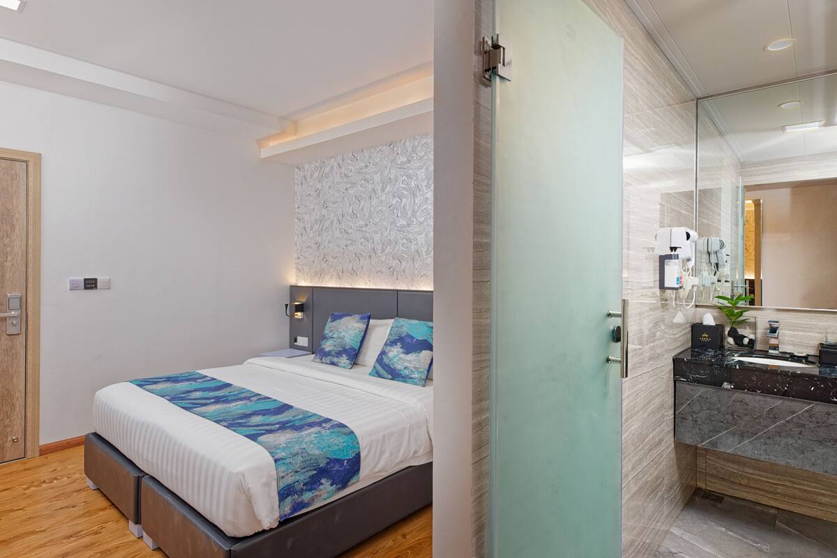 Standard Deluxe Room (Excludes Window Access) | Minibar, coffre-fort, fer et planche à repasser, accès au Wi-Fi (inclus)