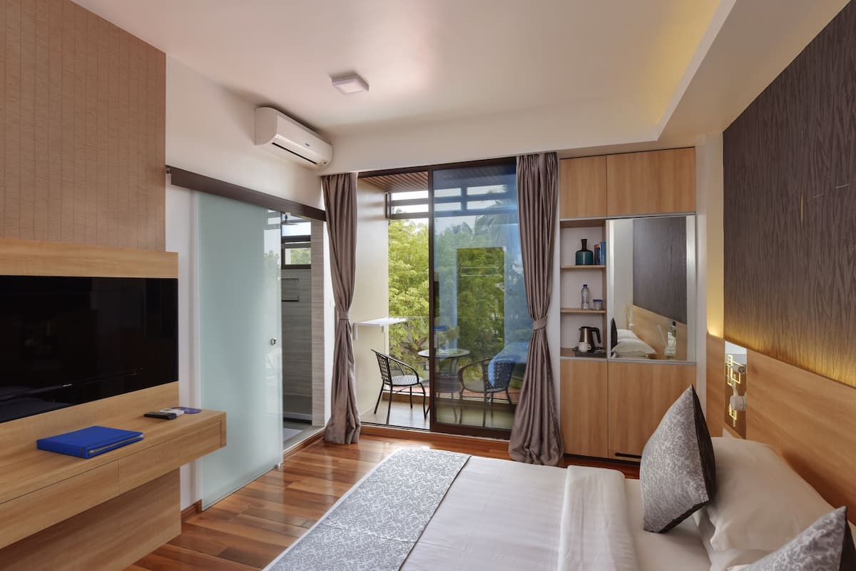 Deluxe Double Room with Balcony and Island View | 1 bedroom, minibar, in-room safe, iron/ironing board