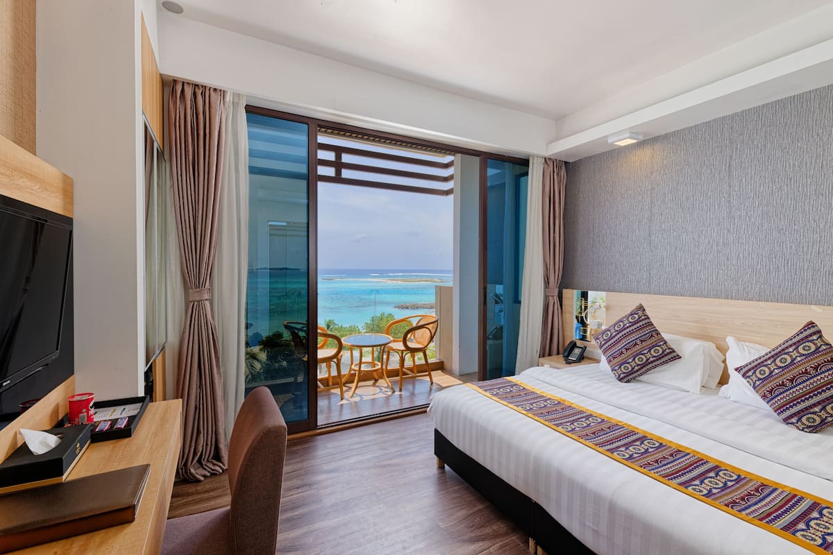 Deluxe Double Room with Balcony and Seaview | Minibar, coffre-fort, fer et planche à repasser, accès au Wi-Fi (inclus)