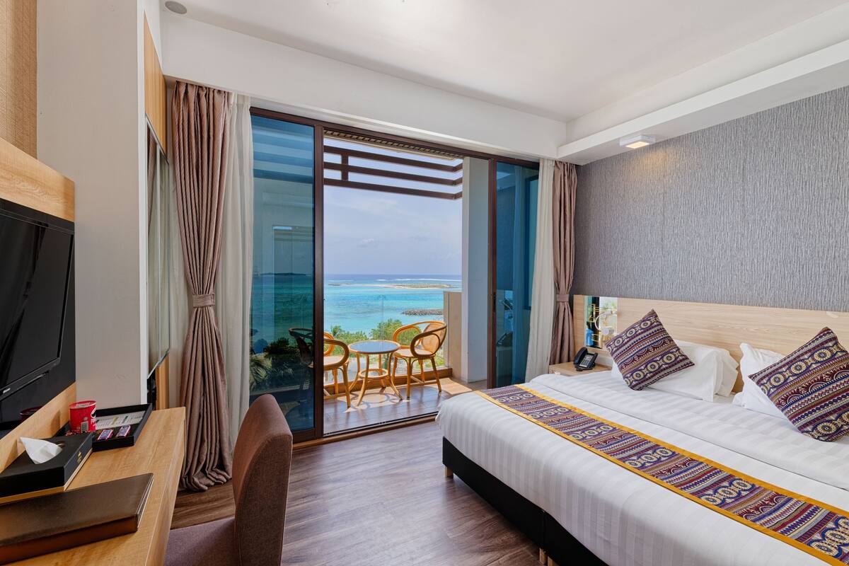 Deluxe Double Room with Balcony and Seaview | 1 bedroom, minibar, in-room safe, iron/ironing board