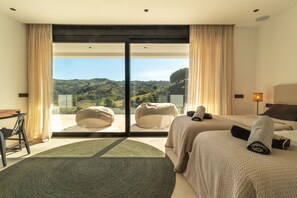 4 habitaciones, tabla de planchar con plancha y cuna de viaje 