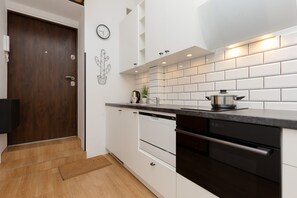 Microondas, lavavajillas, tetera/pava eléctrica, utensilios de cocina