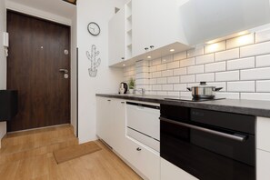 Estúdio, cozinha | Cozinha privada | Micro-ondas, lava-louças, chaleira elétrica