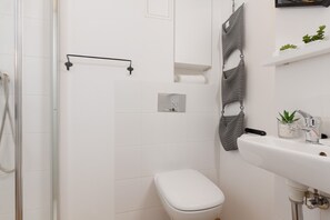 Shower, hair dryer, towels, soap - Cozy Studio Wola by Renters (Warsaw)