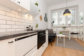 Microwave, dishwasher, electric kettle, cookware/dishes/utensils - Cozy Studio Wola by Renters (Warsaw)
