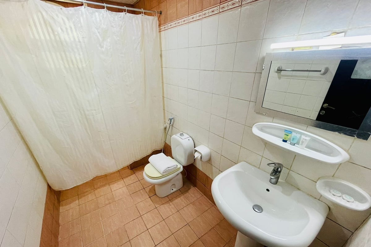 Family Apartment | Bathroom | Free toiletries, bathrobes, slippers, towels