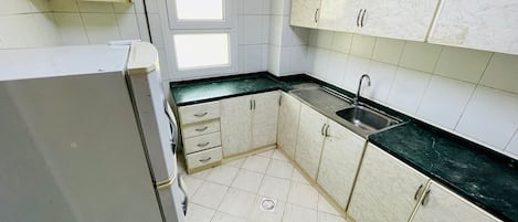 Familieleilighet | Eget kjøkken | Minikjøleskap, oppvaskmaskin, rengjøringsutstyr og papirhåndklær