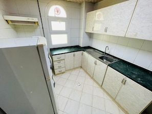 Family Apartment | Private kitchen | Mini-fridge, dishwasher, cleaning supplies, paper towels - Al Nabba (Sharjah)