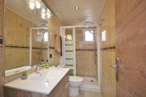 Een douche, handdoeken