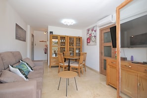 TV - Oliva - Central apartment with air conditioning 150 meters from the beach in Mallorca (Alcúdia)