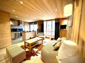 TV, books - Appartement de Charme, Chaleureux Centre Station Avec un Parking Privé (Les Deux Alpes)