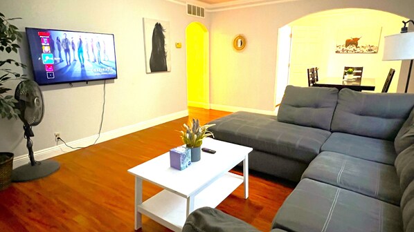 Living area - Cozy 3Br home/spectacular views/close to BayFair (San Lorenzo)