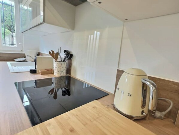 Frigorifero, microonde, forno, piano cottura