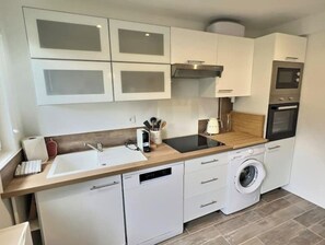 Frigorifero, microonde, forno, piano cottura