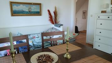 2 Schlafzimmer, Schreibtisch, Bügeleisen/Bügelbrett, Reisekinderbett