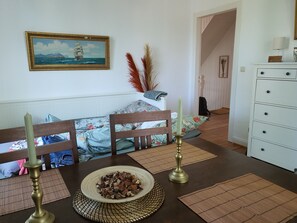 2 bedrooms, desk, iron/ironing board, travel cot - Living in the Mayor‘s Mansion  (Hamburg)