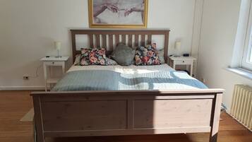 2 habitaciones, escritorio y tabla de planchar con plancha