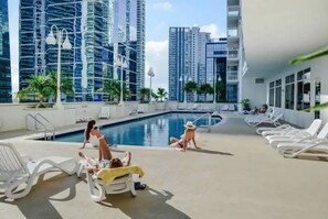 Outdoor pool - Modern 1 Bed in the Heart of Brickell With Free Parking (Miami)