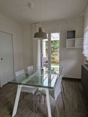 Dining - Relax in this quiet space centrally located in Massa. (Massa)