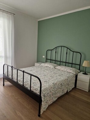 3 bedrooms, desk, WiFi, bed sheets - Relax in this quiet space centrally located in Massa. (Massa)