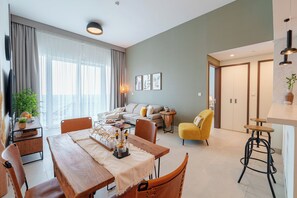 Dining room - Marco Polo - Furnished 1BR With Skyline Views Near Zabeel Park (Dubai)