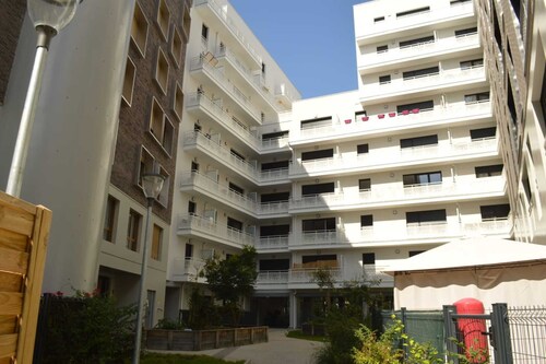 Cheap Charming family size studio with self made office, TV, WiFi, Cafe, etc