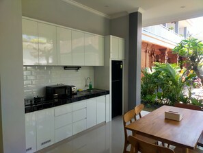 Réfrigérateur dans l'espace commun, micro-ondes dans l'espace commun